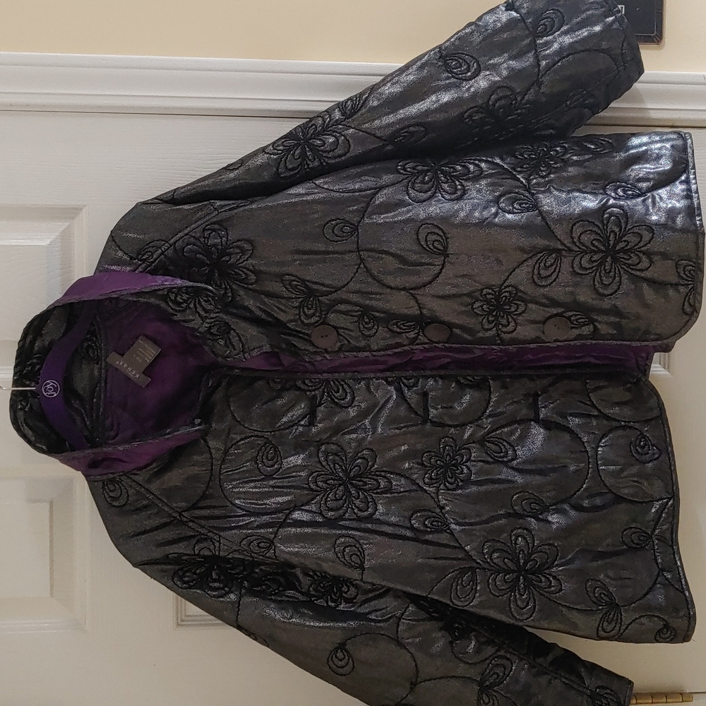 Kenar foil lightweight jacket fits size XL -1X. Very top button is missing.